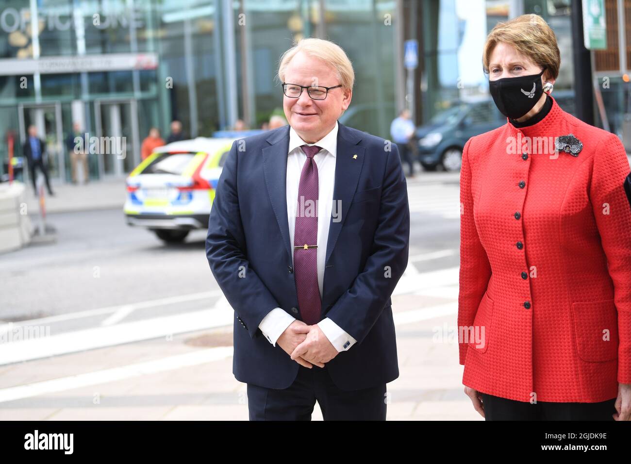 Sweden's Minister for Defence Peter Hultqvist (L) receives United States secretary of the Air Force Barbara M. Barrett (R) at the Arlanda Airport outside Stockholm Friday 28 Aug. During the meeting, the ministers will, among other things, discuss regional security in the immediate area, bilateral cooperation Arctic issues. Foto: Fredrik Sandberg / TT kod 10080  Stock Photo