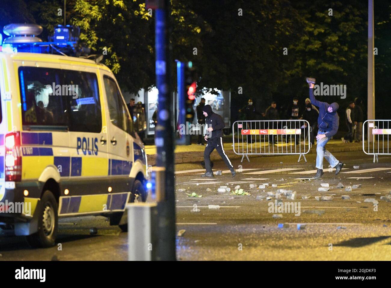 Demonstrators throw stones at police as protesters riot in the Rosengard neighbourhood of Malmo, Sweden, on Aug. 28, 2020. The protest was sparked by the burning of a coran by members of Danish far-right party Stram Kurs earlier in the day. The party's leader Rasmus Paludan was denied entry to Sweden for a manifestation on Friday. Photo: TT News Agency / code 50090 *** SWEDEN OUT ***  Stock Photo
