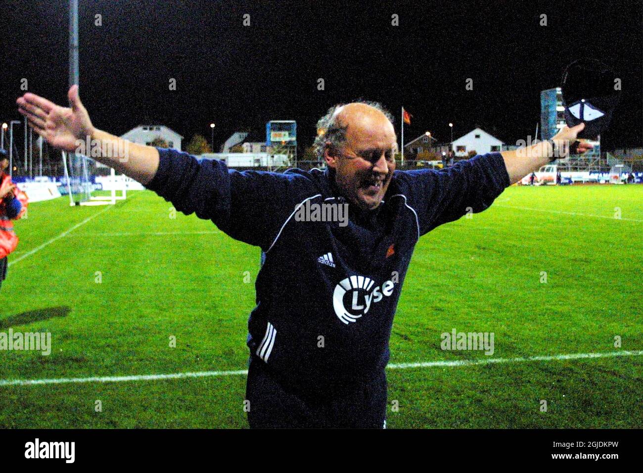 Viking Stavanger coach Benny Lennartson celebrates with fans after his  teams win against Chelsea Stock Photo - Alamy