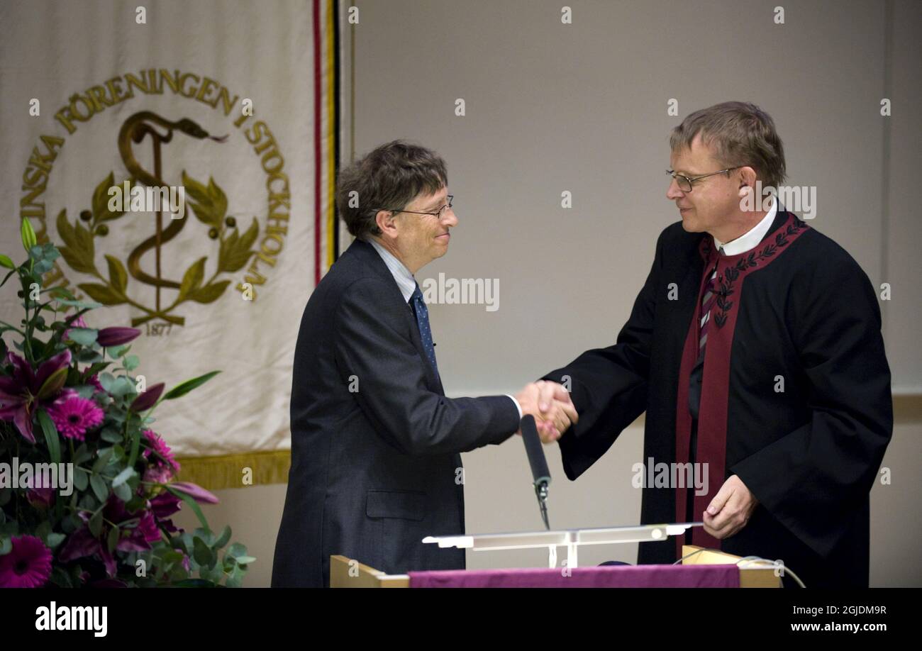 Bill Gates (L) and Professor of International Health Hans Rosling during Gates speech. Bill Gates was awarded a honorary doctorate in medicine at the Karolinska Institutet in Stockholm, Sweden, January 23, 2008. Bill and Melinda Gates (not present during the conferment ceremony) for their work with the global health issues through the Bill and Melinda Gates Foundation. Karolinska Institutet is one of the leading medical universities in the world and nominate the winner of the Nobel prize in physiology or medicine. Photo: Anders Wiklund / SCANPIX / Code 10040 Stock Photo