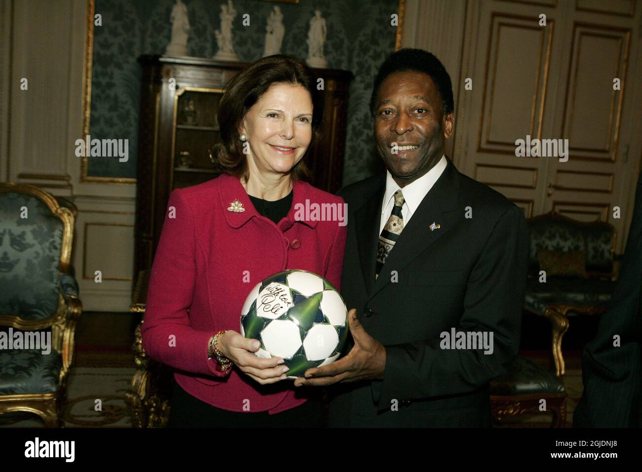 STOCKHOLM 20081118 Queen Silvia and Brazilian soccer legend Pele are seen during a ceremony at the Royal Palace in Stockholm, Sweden, November 18, 2008. Pele who is in Stockholm for the annual Swedish Soccer Awards gave Queen Silvia a signed football. Foto: Mats Andersson / TT / Kod 62210  Stock Photo
