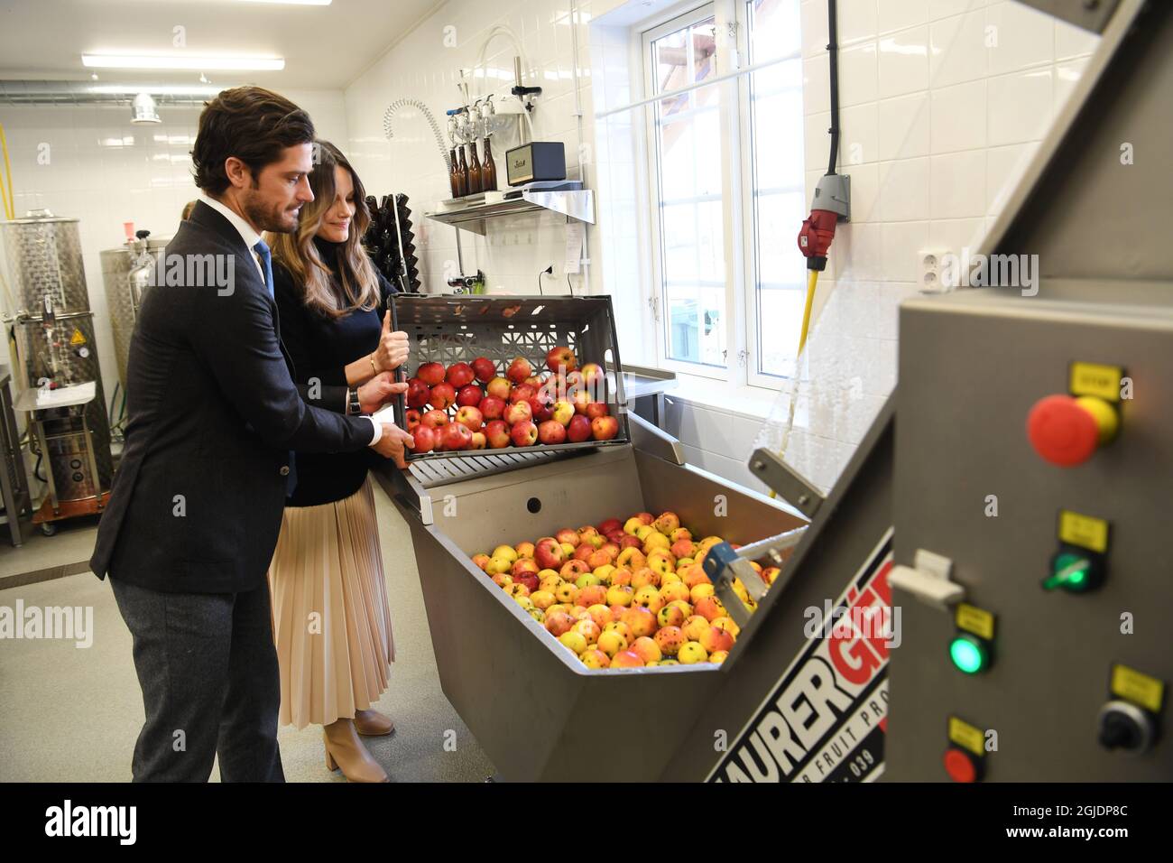 Prince Carl Philip and Princess Sofia make apple juice during the visit to Kulinarika at Aplungen, a restaurant and vineyard south of Sunne, Sweden, on October 28, 2020. The Prince Couple are spending the day in Varmland County to see how it has been affected by Covid-19. Photo: Fredrik Sandberg / TT / code 10080 Stock Photo