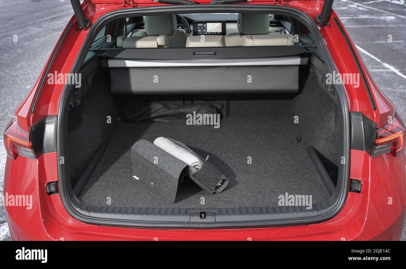 Skoda Octavia Combi IV plug-in hybrid. Cables and other accessories for the  electrical connection are stored in a compartment under the luggage  compartment in the boot, the trunk. Photo Anders Wiklund /