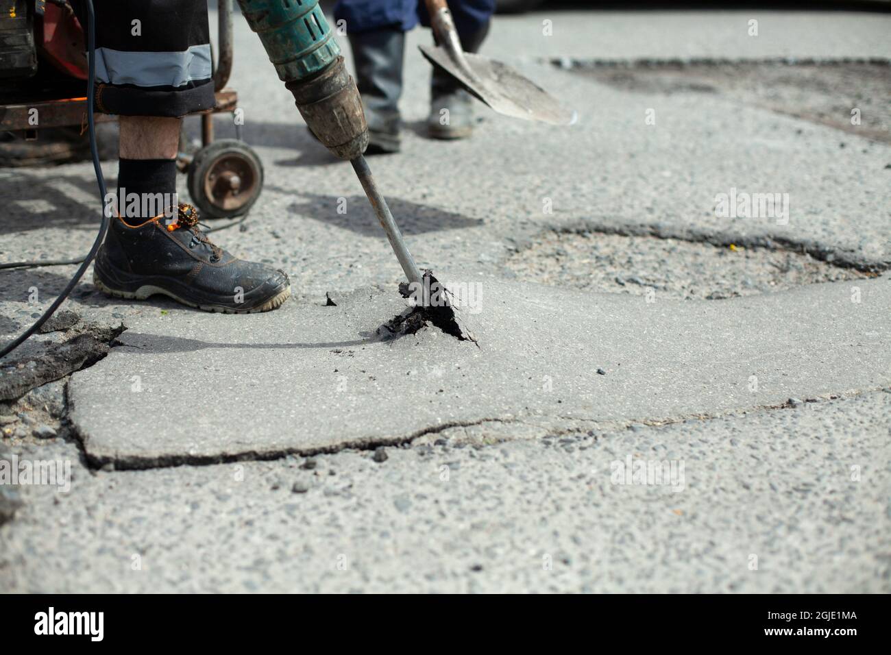 Reblocking He removes the asphalt with a jackhammer. Removing the asphalt layer ...