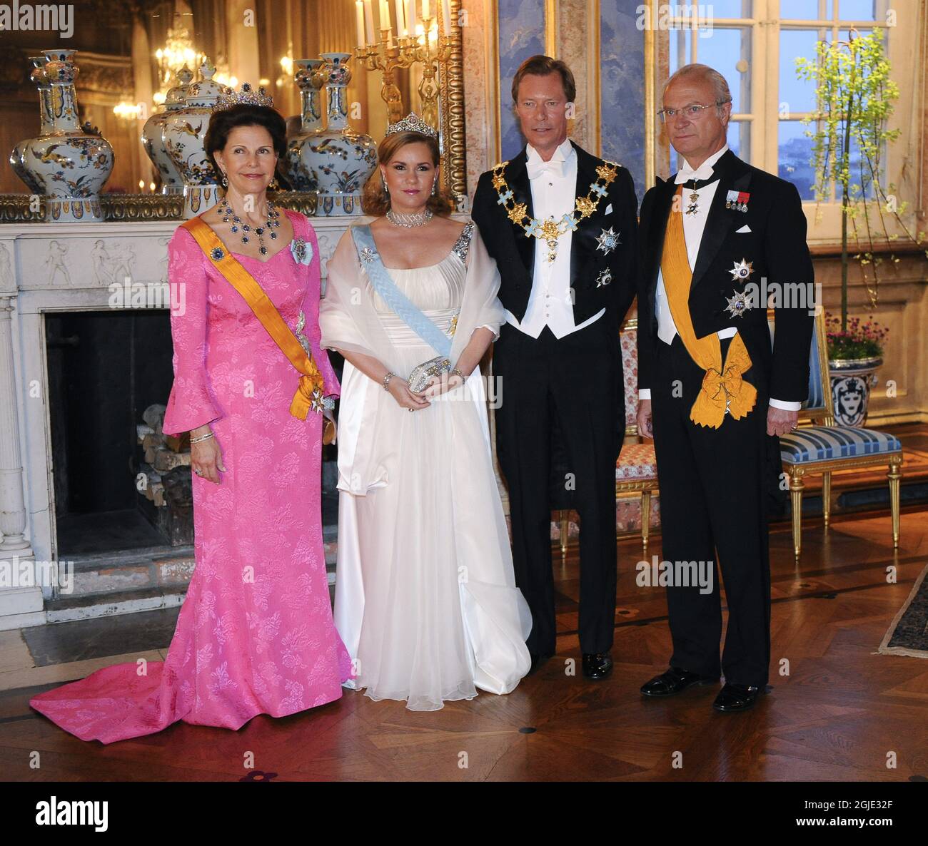 Queen Silvia (L) of Sweden, Grand Duchess Maria Teresa (2nd L) and Grand Duke Henri (3rd L) of Luxembourg and King Carl XVI Gustaf (R) of Sweden poses for photographers as they arrive to a gala banquet held for the Grand Duke and the Grand Duchess of Luxembourg at the Royal Palace in Stockholm, Sweden. Stock Photo