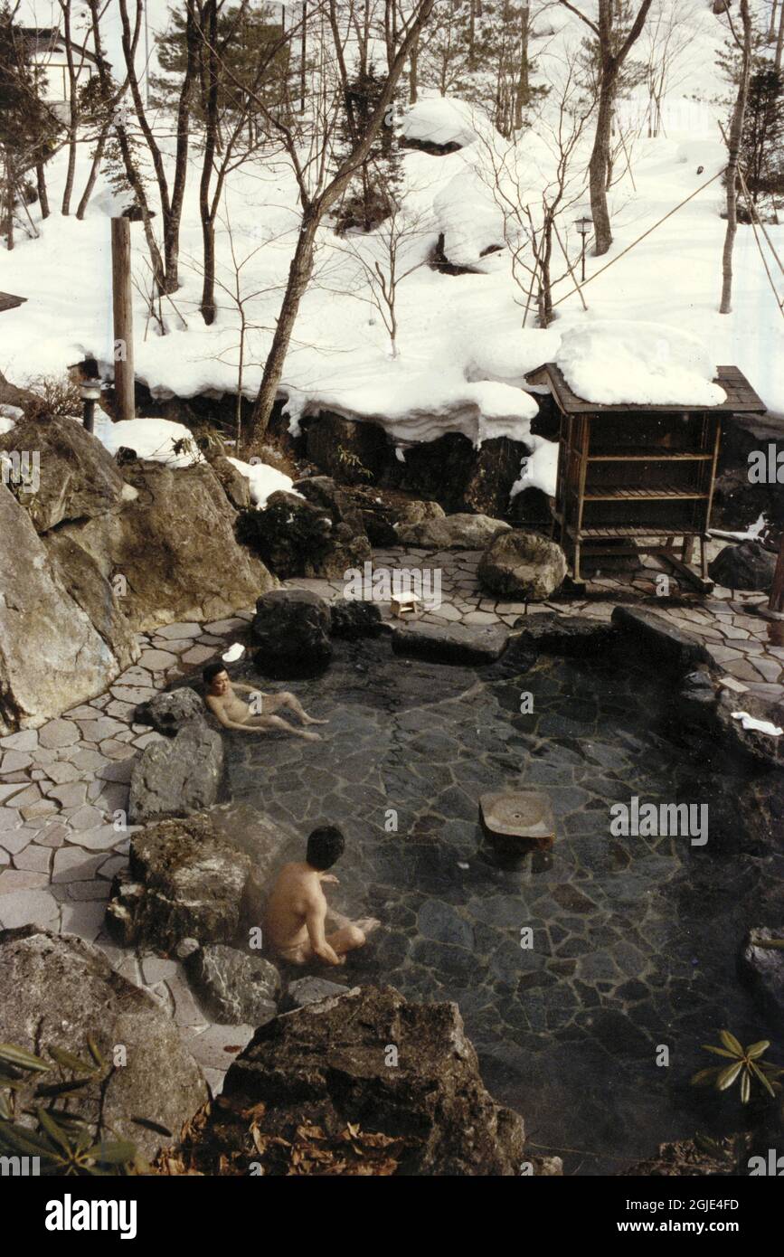 1991-03-22 Hot springs up in the snow-capped mountains, the quintessential essence of the traditional Japanese bath culture. Two men relaxing in an outdoor hot spring bath. Photo: Ake Malmstrom / DN / TT / Code: 37  Stock Photo