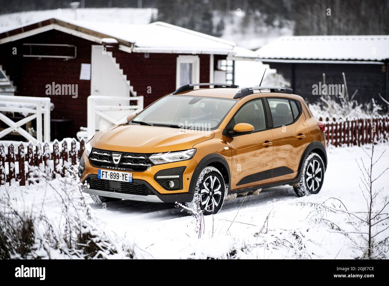 Car outside a house hi-res stock photography and images - Alamy