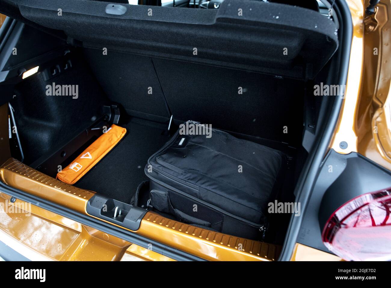 Dacia Sandero Stepway 1,0 TCE 90 CVT, a suitcase in the luggage compartment  Photo: Pontus Lundahl / TT / code 10050 Stock Photo - Alamy