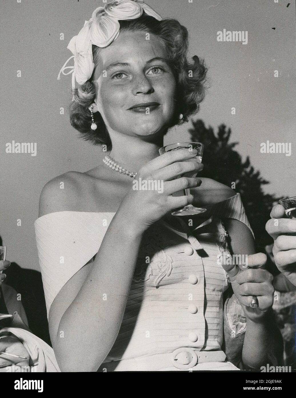 50-tal Miss Gunilla von Post at a pool party. ******** Fagert vid