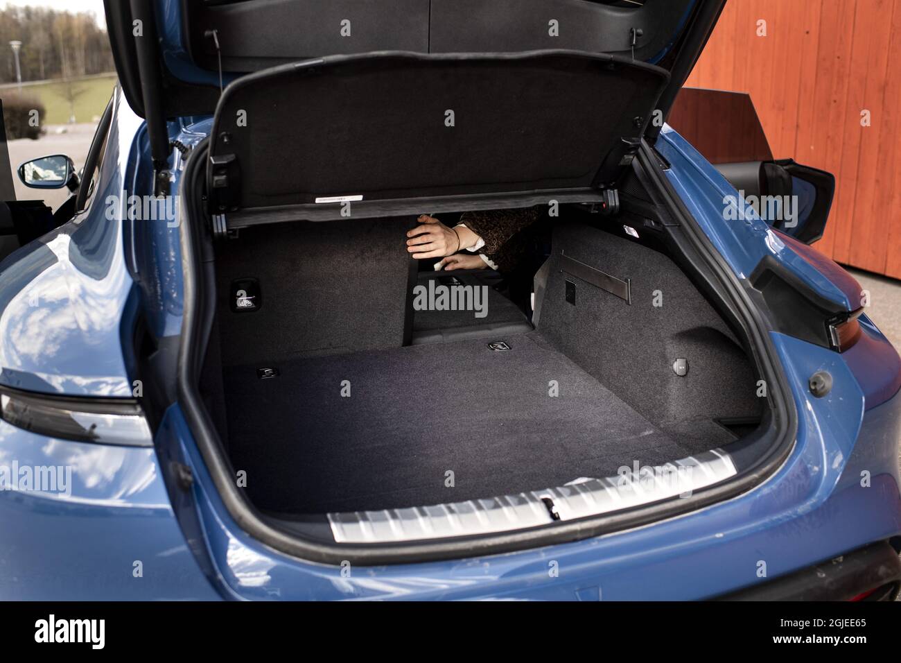 Porsche Taycan 4 Cross Turismo. Car boot, trunk Photo Pontus Lundahl