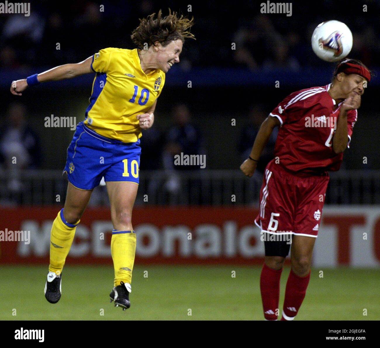 Sweden's Hanna Ljungberg (l) heads the ball at goal Stock Photo