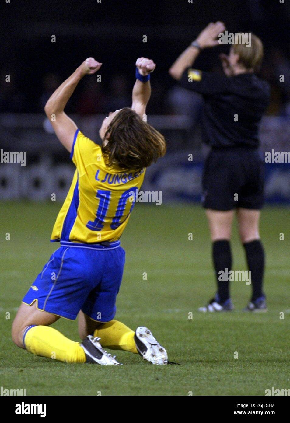 Sweden's Hanna Ljungberg drops to her knees in celebration at the final whistle Stock Photo