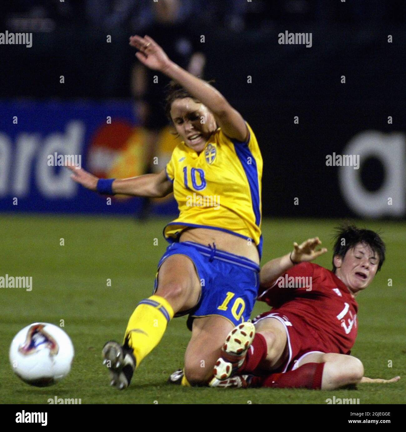Sweden's Hanna Ljungberg (l) slides to challenge for the ball Stock Photo