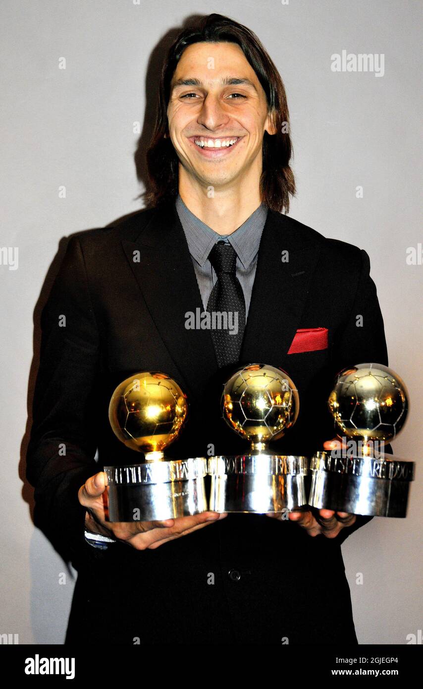 Inter Milan's Zlatan Ibrahimovic with his Best Male player award. Ibrahimovic is the first Swedish soccer player to win 'The Balls of Gold' three times. Stock Photo