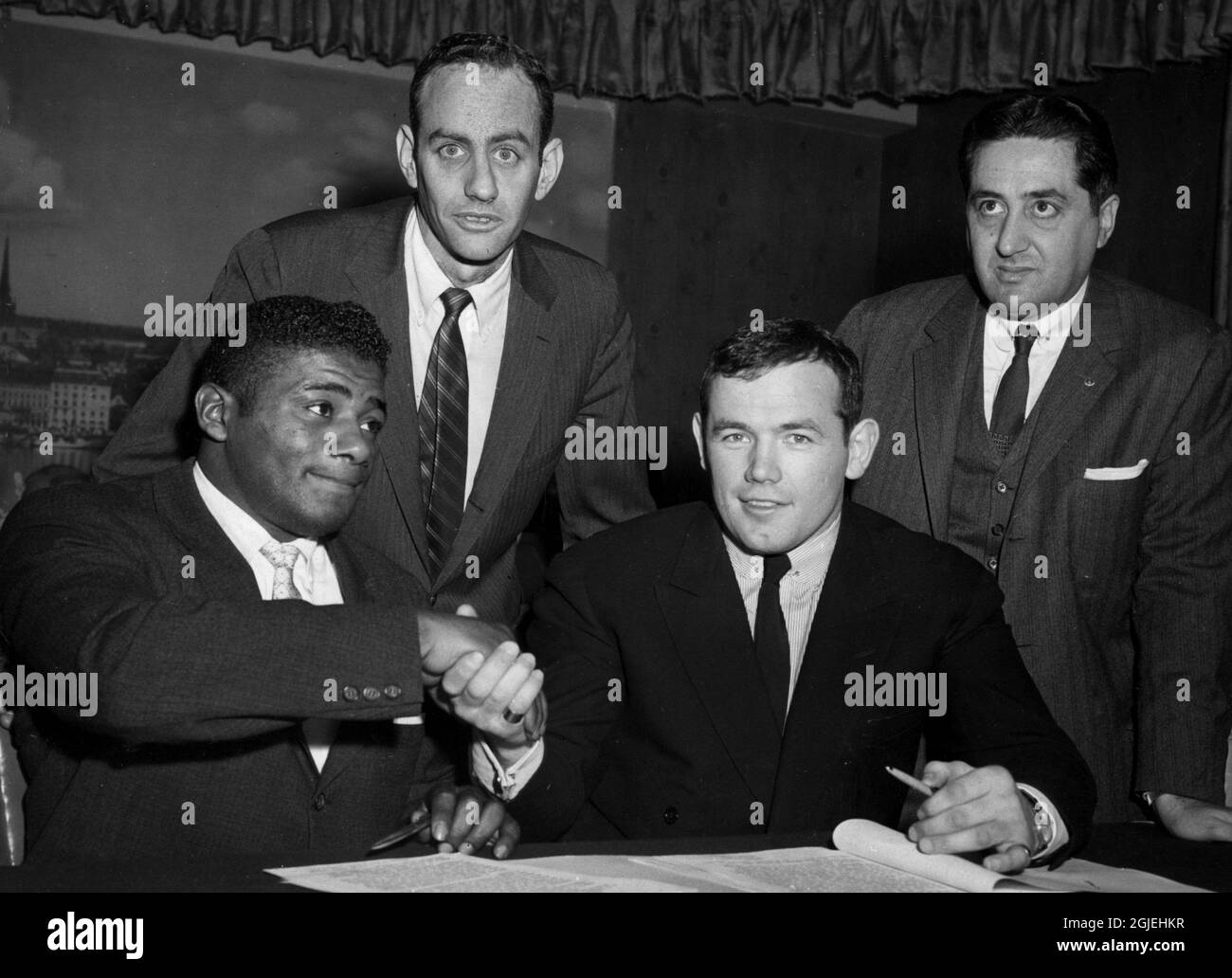 Heavyweight boxing champions Floyd Patterson and Ingemar Johansson pictured when signing the match contracts in New York in 1959. Promoters Bill Rosensohn and Vincent Velella in the back. Johansson died late Friday, January 30, 2008, at the age of 76. Johansson knocked out Floyd Patterson to win the world heavyweight title in 1959. Photo: Bonnier Archives / SCANPIX SWEDEN / Code 3001 Stock Photo