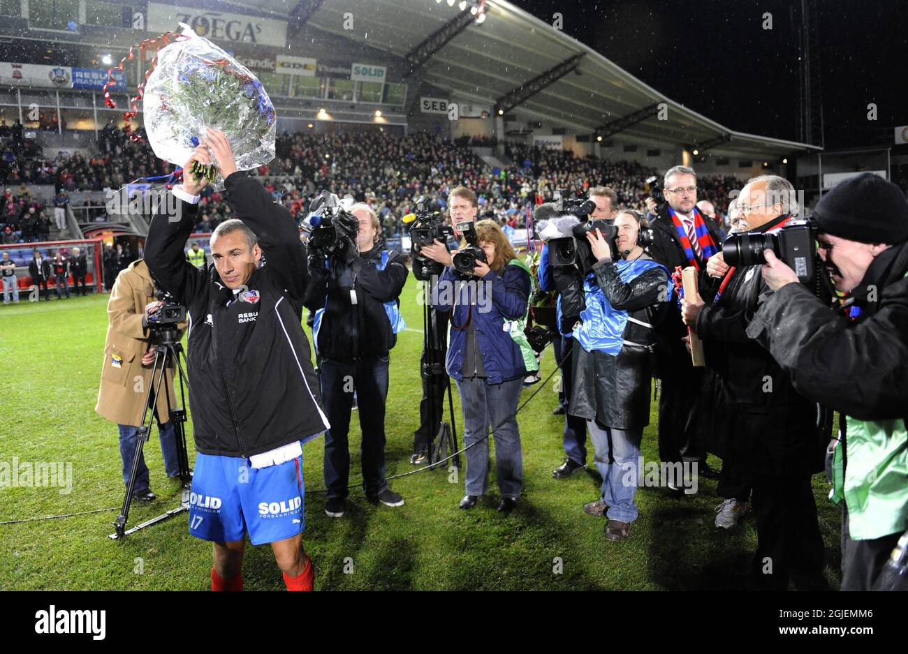 Flytte skyld baseball Henrik Larsson of Helsingborg bids an emotional farewell to fans. Larsson  is to retire at the
