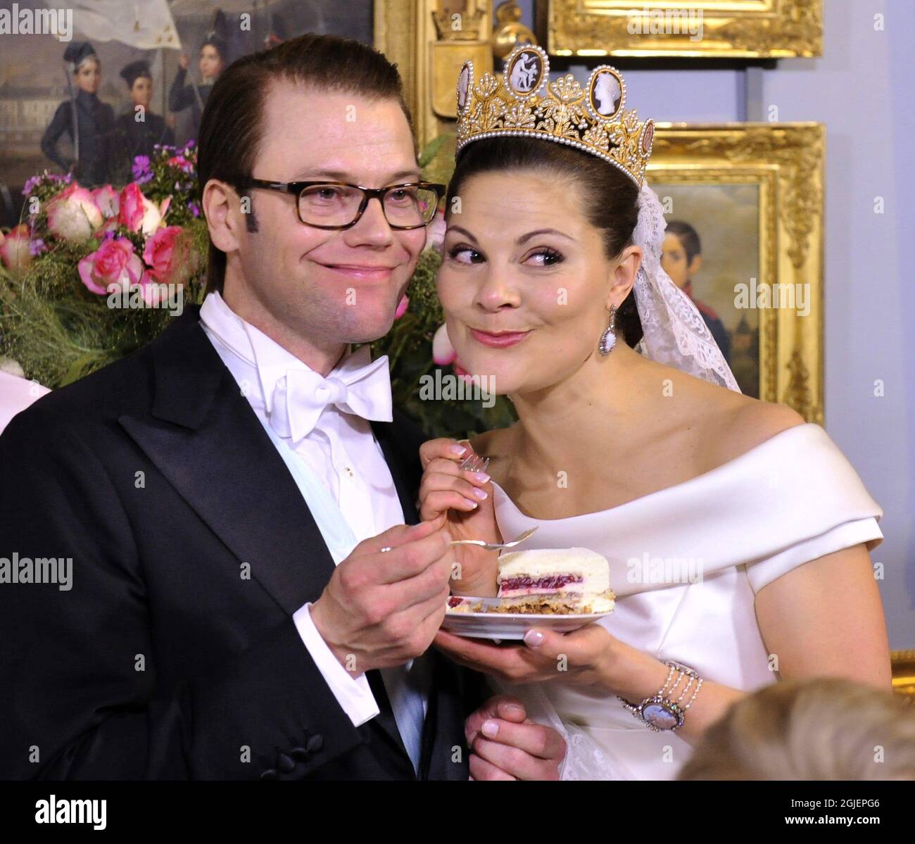 Crown Princess Victoria and Prince Daniel enjoy their wedding cake at the  Royal Palace in Stockholm, Sweden Stock Photo - Alamy, image size:1300x1199
