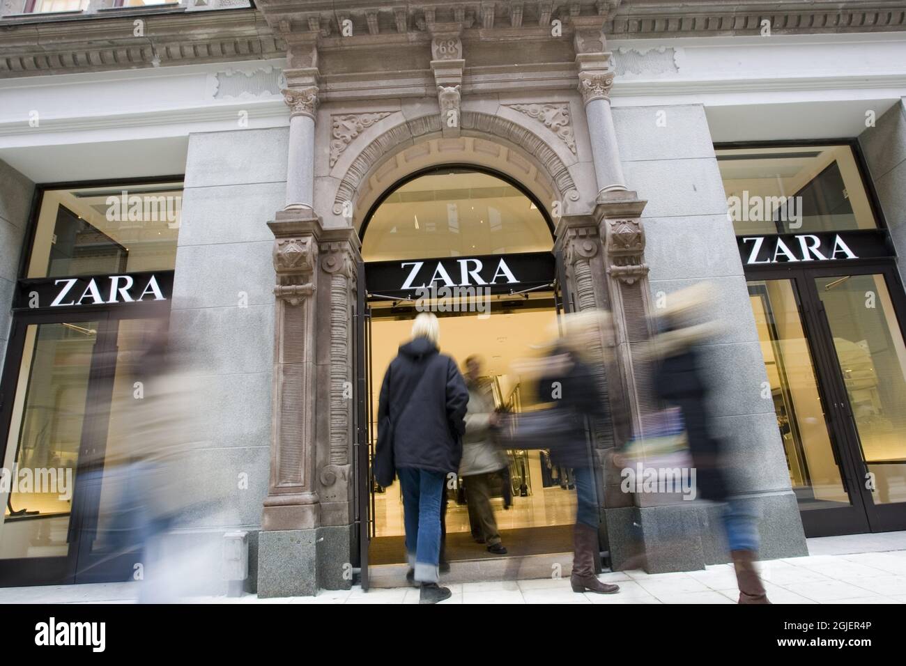 Spanish clothing store Zara in Drottninggatan, Stockholm Stock Photo - Alamy