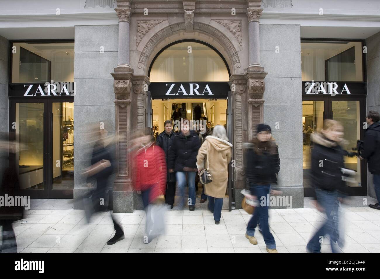 Spanish clothing store Zara in Drottninggatan, Stockholm Stock Photo - Alamy