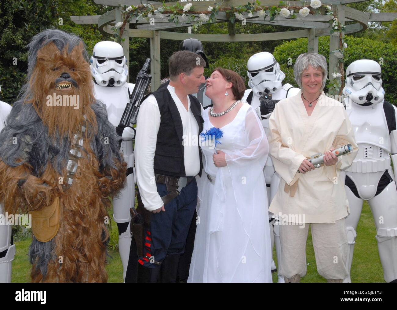 DUNCAN THOMPSON AND BRIDE SAMMI GARDINER WITH GUESTS AT THEIR STAR WARS  WEDDING ON THE ISLE OF WIGHT. PIC MIKE WALKER, 2009 Stock Photo - Alamy
