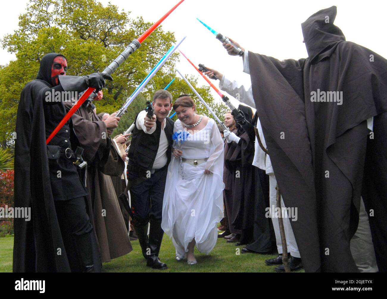 DUNCAN THOMPSON AND BRIDE SAMMI GARDINER WITH GUESTS AT THEIR STAR WARS  WEDDING ON THE ISLE OF WIGHT. PIC MIKE WALKER, M. AND Y. PORTSMOUTH Stock  Photo - Alamy