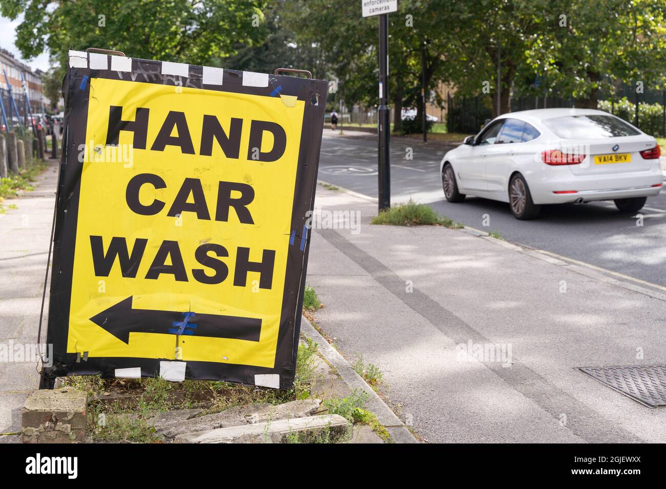 Hand car wash sign hires stock photography and images Alamy
