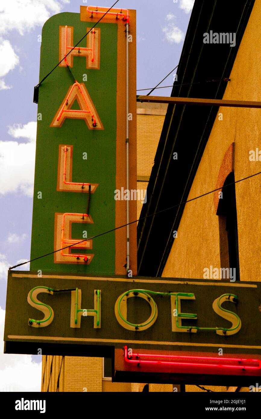 Albuquerque, New Mexico. Hals shoe repair. Old school shoe shine place