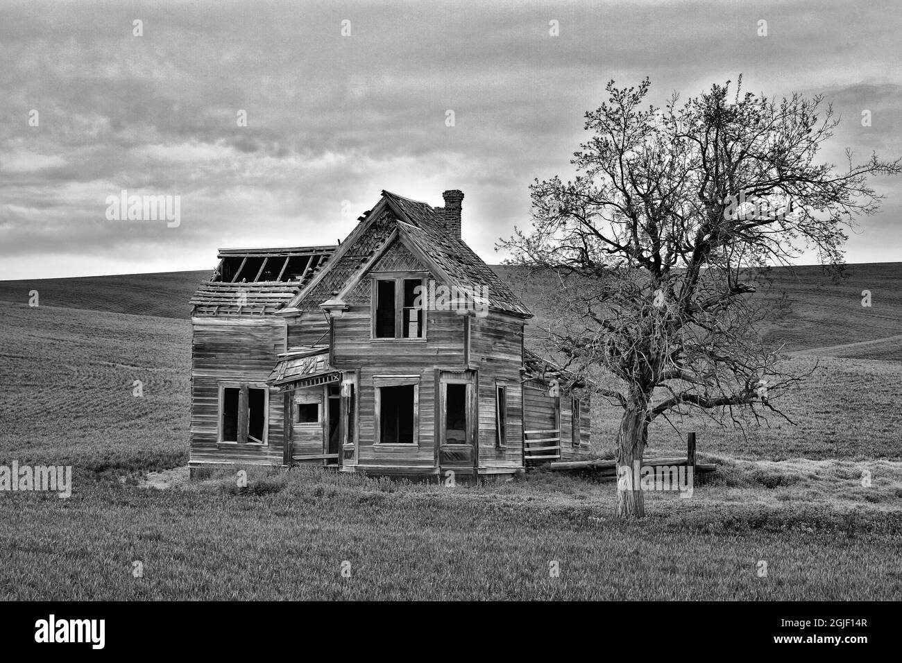 USA, Oregon, Dufur. Historic abandoned Nelson house. Credit as Jean