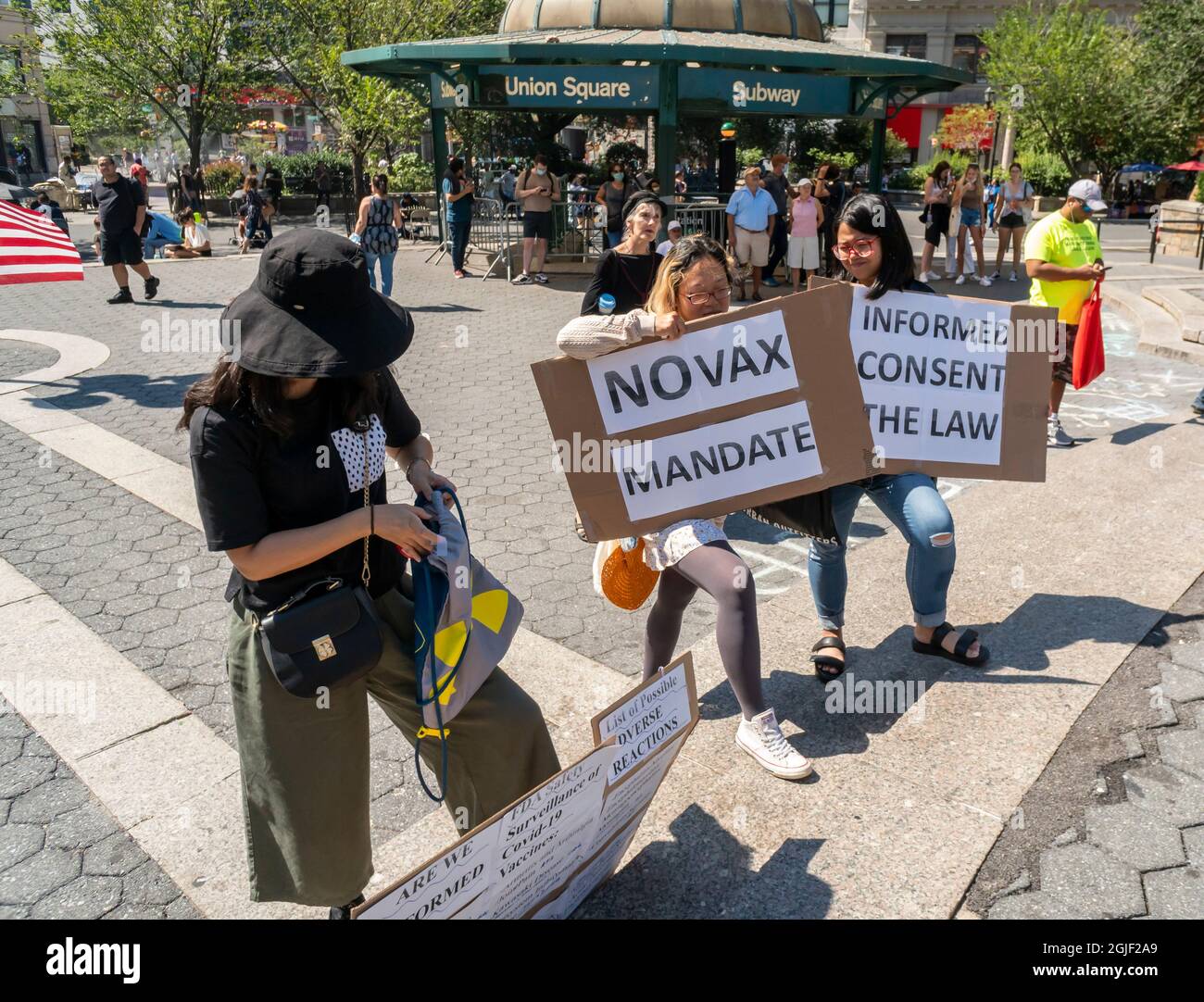 Protesters gather in Union Square Park in New York on Monday, September 6, 2021 to rally against the Covid-19 vaccination mandate in New York City. (© Richard B. Levine) Stock Photo