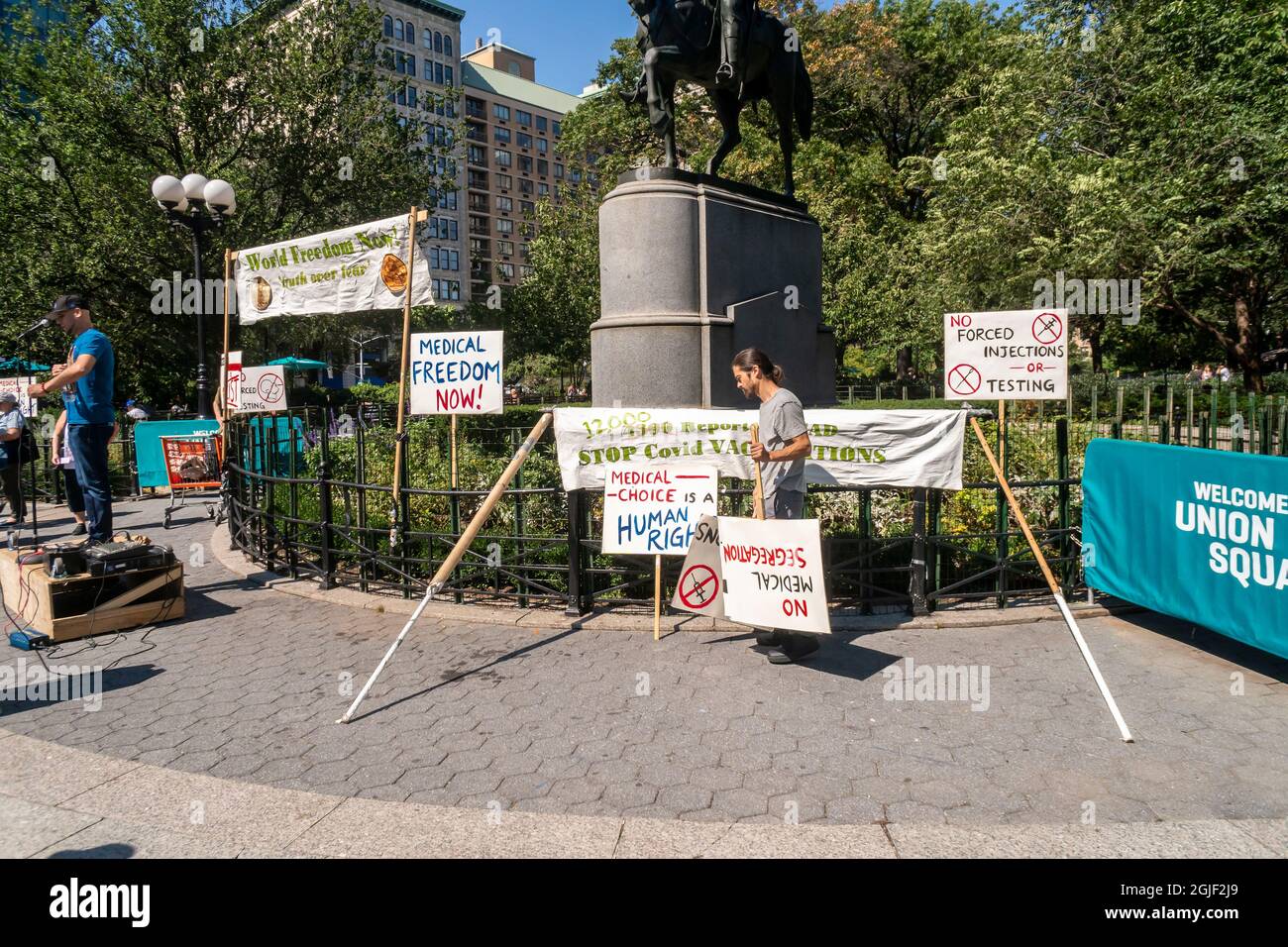 Protesters gather in Union Square Park in New York on Monday, September 6, 2021 to rally against the Covid-19 vaccination mandate in New York City. (© Richard B. Levine) Stock Photo