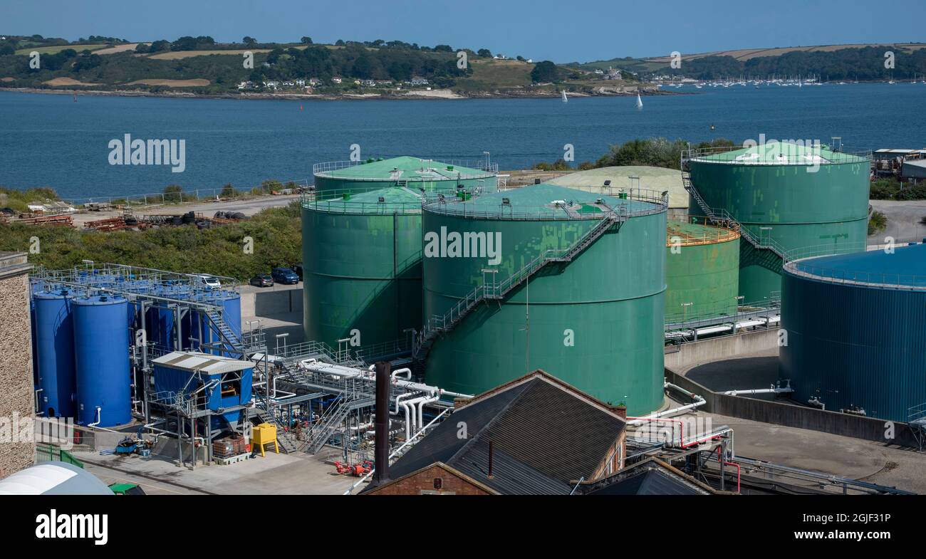 Oil tank farm hires stock photography and images Alamy