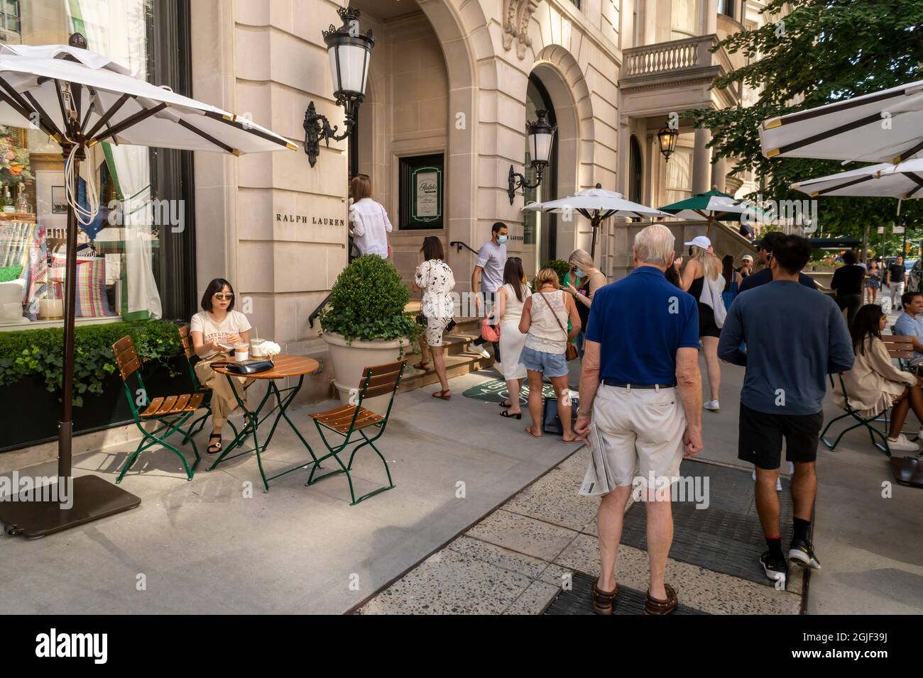 Crowds outside Ralph's Coffee in the Ralph Lauren store on Madison Avenue  in New York on Saturday, September 4, 2021. (© Richard B. Levine Stock  Photo - Alamy