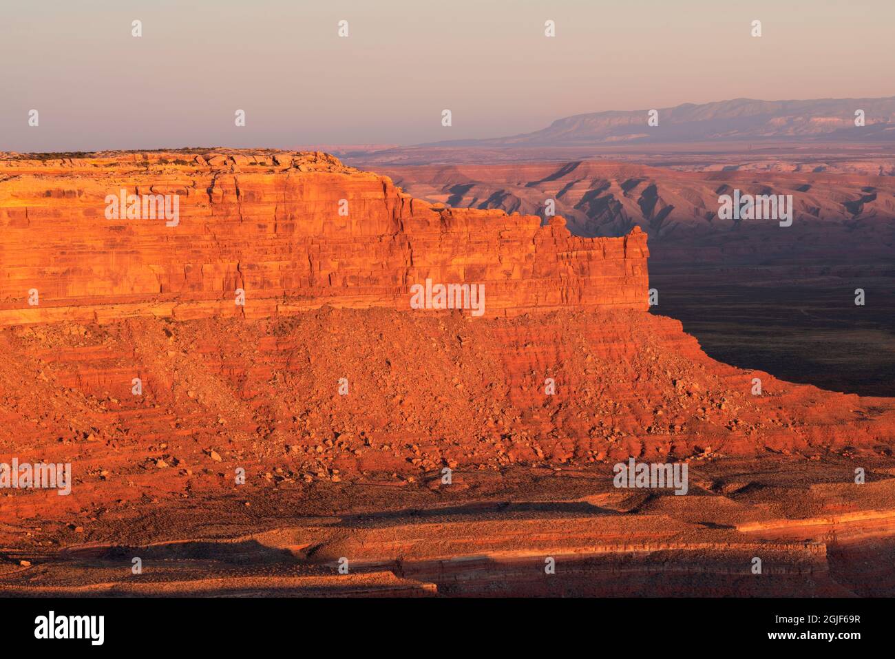 USA, Utah, Glen Canyon National Recreation Area, View east from Muley Point at sunset with nearby butte, Raplee Ridge and distant Carrizo Mountains. Stock Photo