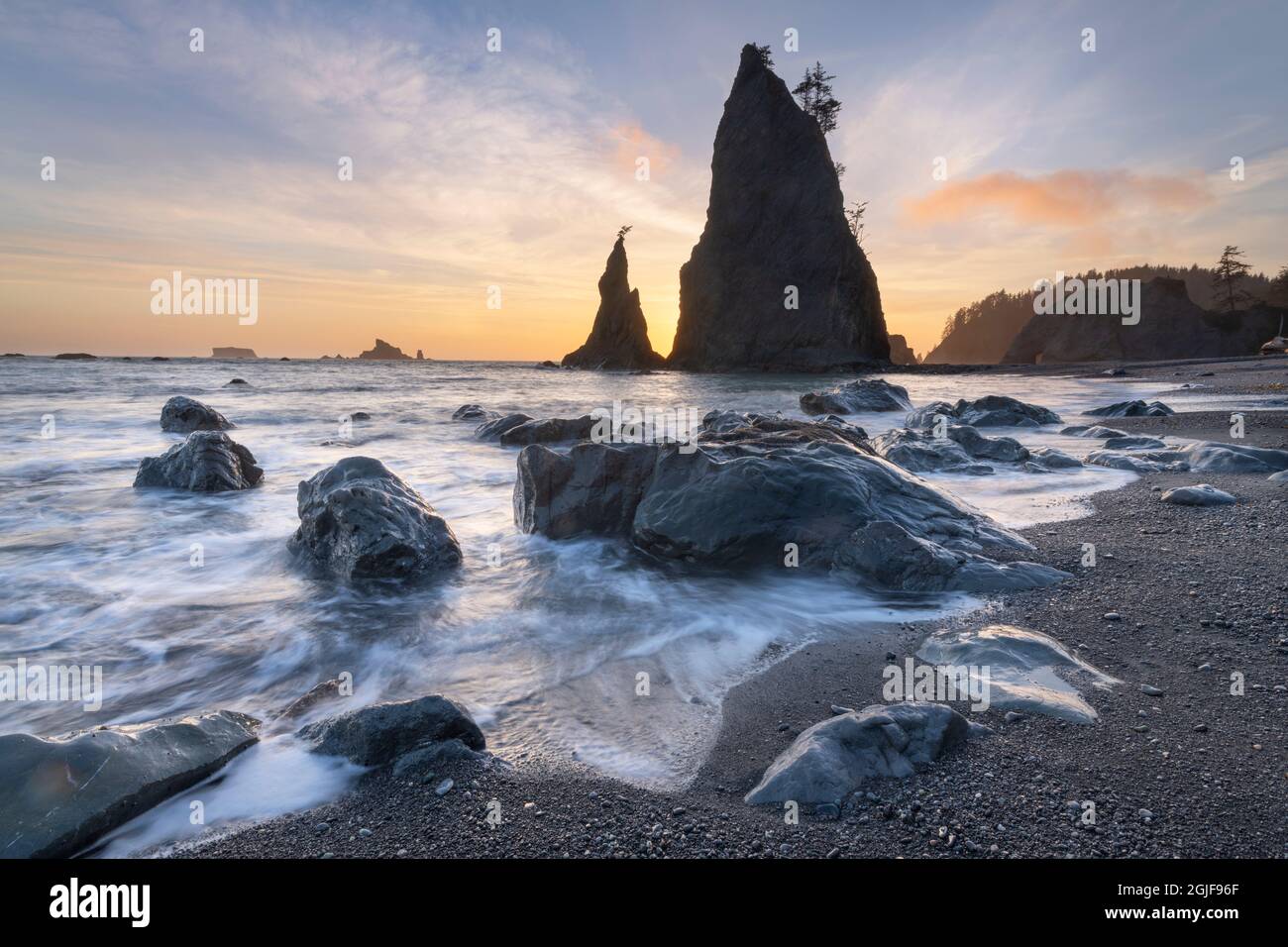 Riatloo Rocks Split rock rialto beach hi-res stock photography and images - Alamy