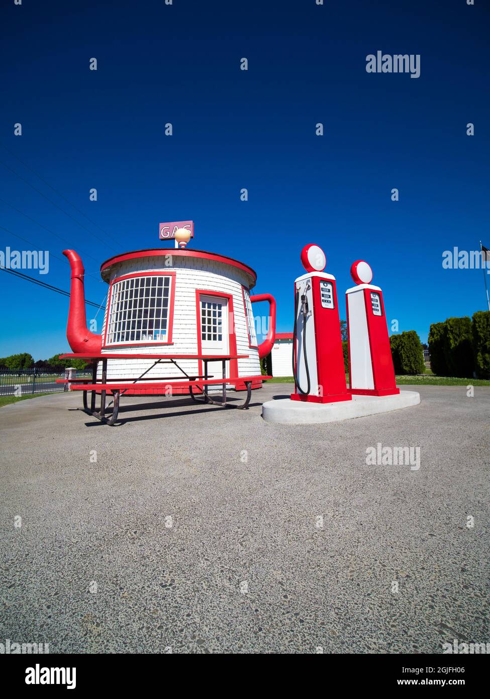 Tea Pot gas station local landmark Stock Photo Alamy