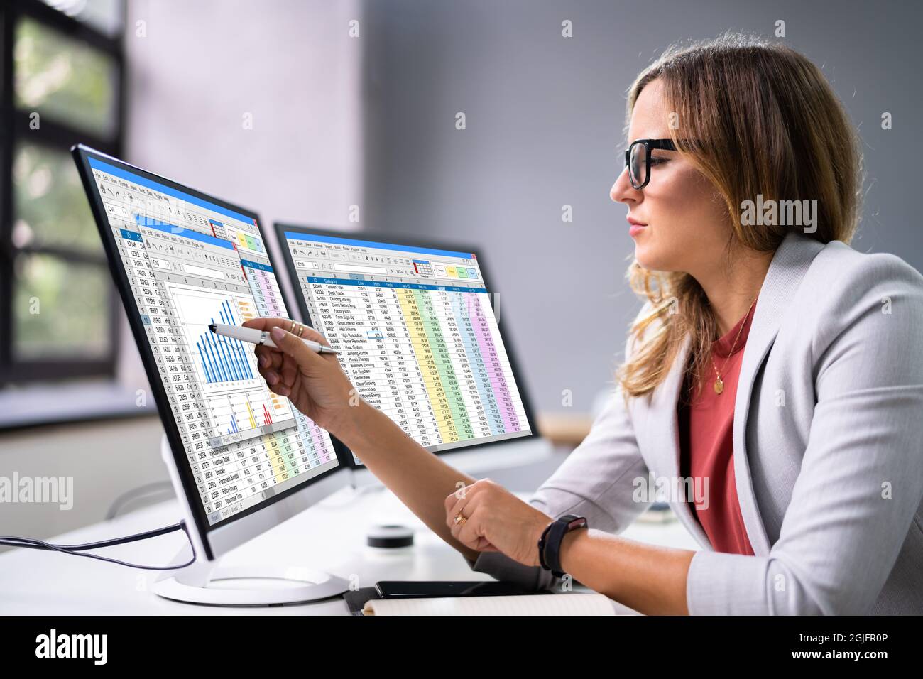 Women coding hi-res stock photography and images - Alamy