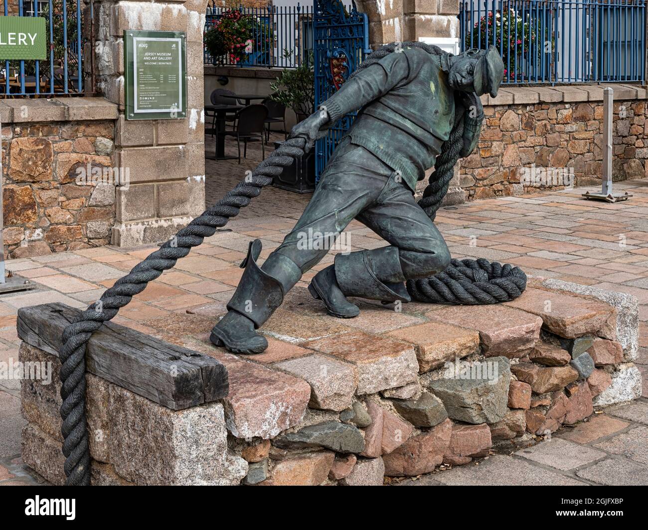 Bottom Statue Rope JERSEY, CHANNEL ISLANDS - AUGUST 06, 2021: Statue of a seaman hauling ...