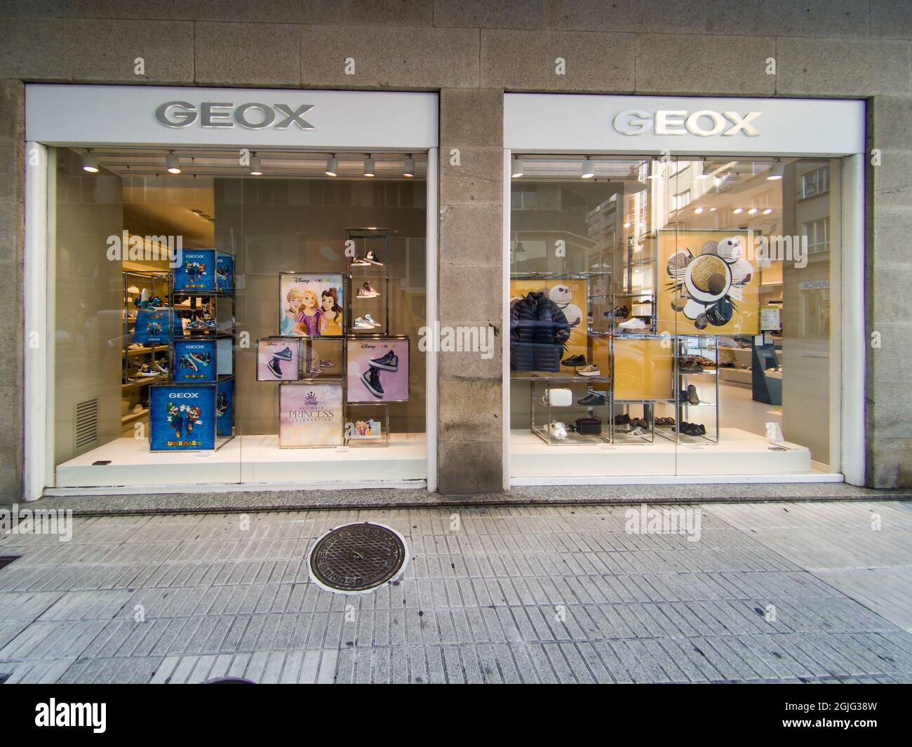 VIGO, SPAIN - Aug 23, 2021: The GEOX store facade in Vigo, Spain Stock  Photo - Alamy