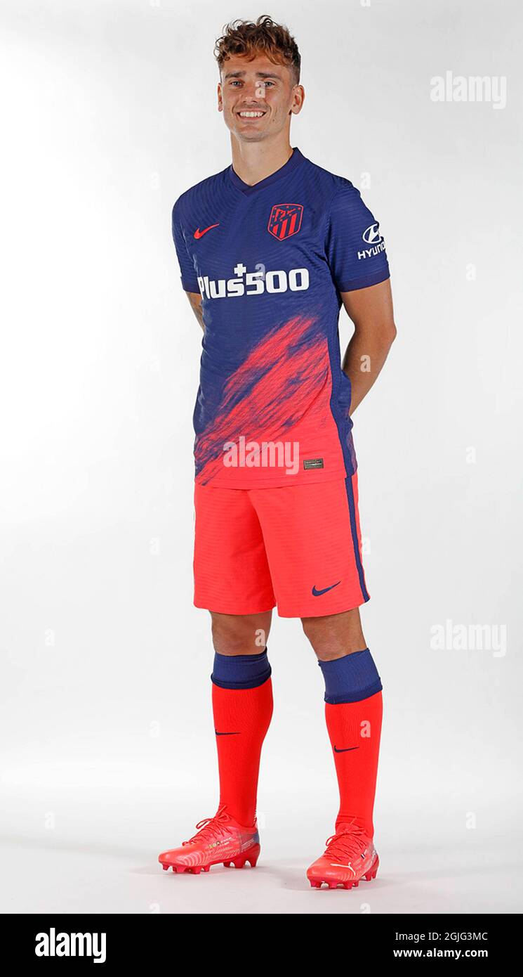 Soccer Football - Atletico Madrid present new signing Antoine Griezmann -  Wanda Metropolitano, Madrid, Spain - September 8, 2021 Atletico Madrid's  Antoine Griezmann poses with a shirt on the pitch Atletico de