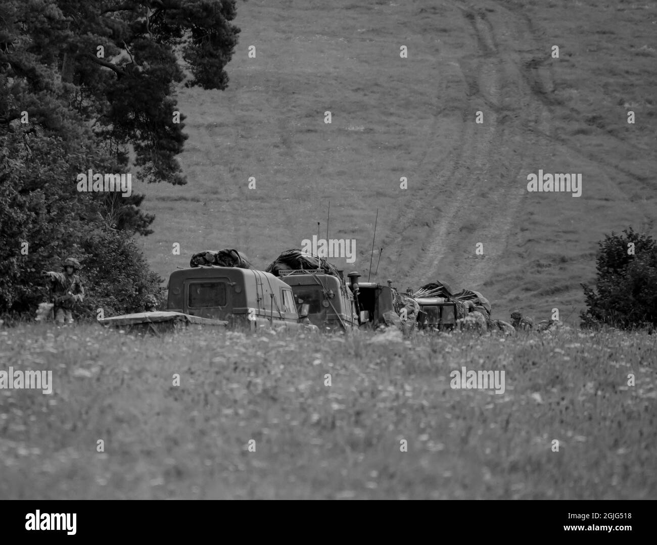 British army Land Rover Wolf 4×4 military light utility vehicle convoy