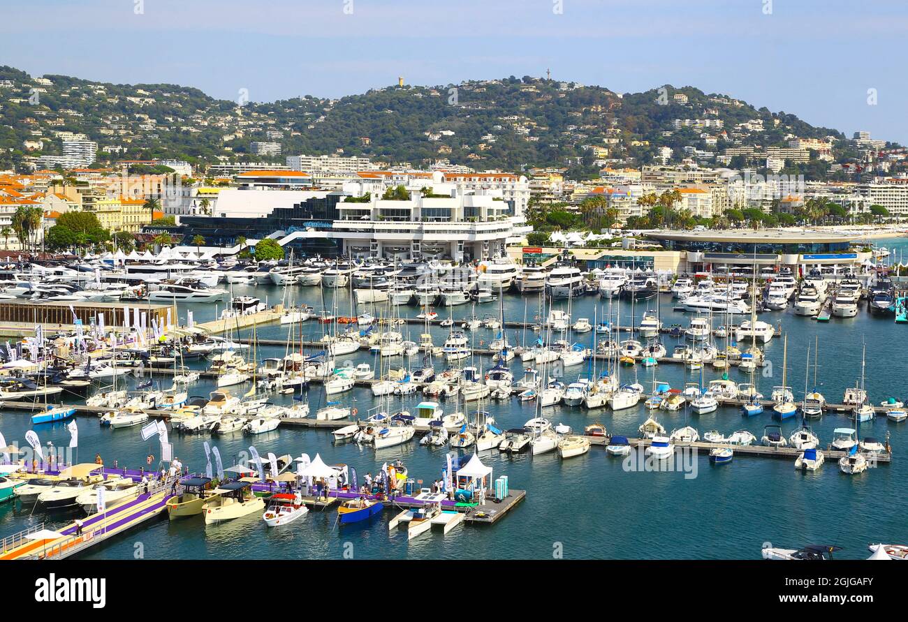 Cannes, Frankreich. 08th Sep, 2021. Cannes, France - September 08, 2021: Yachting Festival Cannes with general Atmosphere. Yachts, Yachten, Yacht, Sea, Meer, Boats, Boat Credit: dpa/Alamy Live News Stock Photo