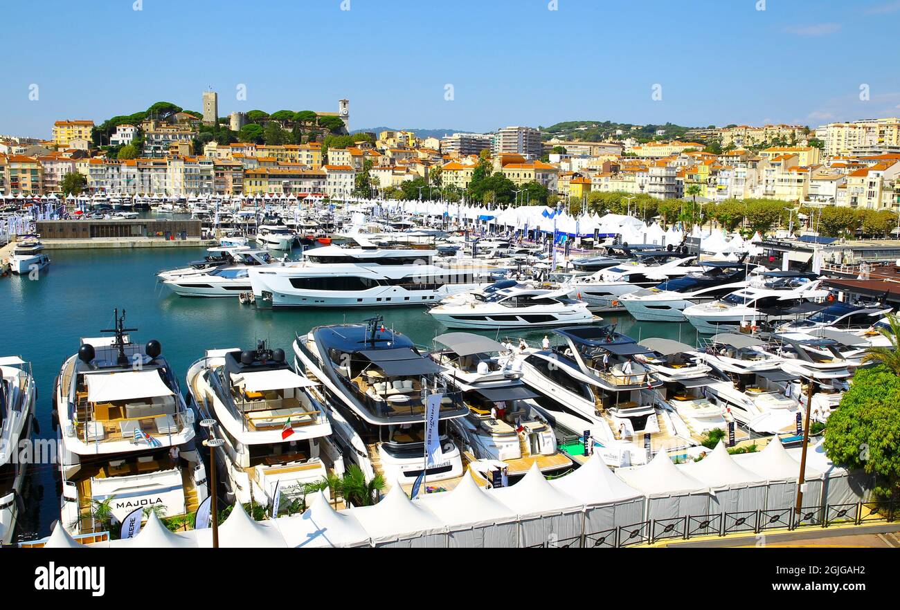 Cannes, Frankreich. 08th Sep, 2021. Cannes, France - September 08, 2021: Yachting Festival Cannes with general Atmosphere. Yachts, Yachten, Yacht, Sea, Meer, Boats, Boat Credit: dpa/Alamy Live News Stock Photo