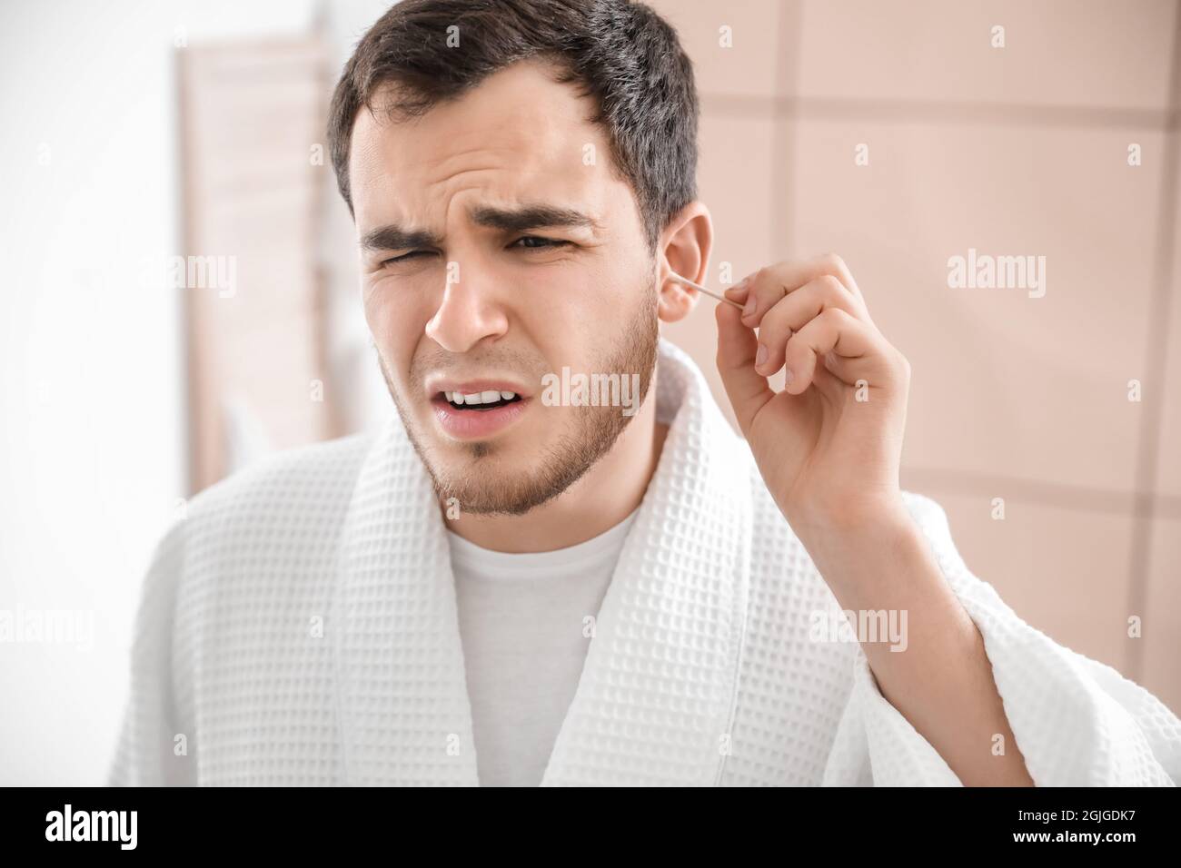 Cleaning ear shower hires stock photography and images Alamy