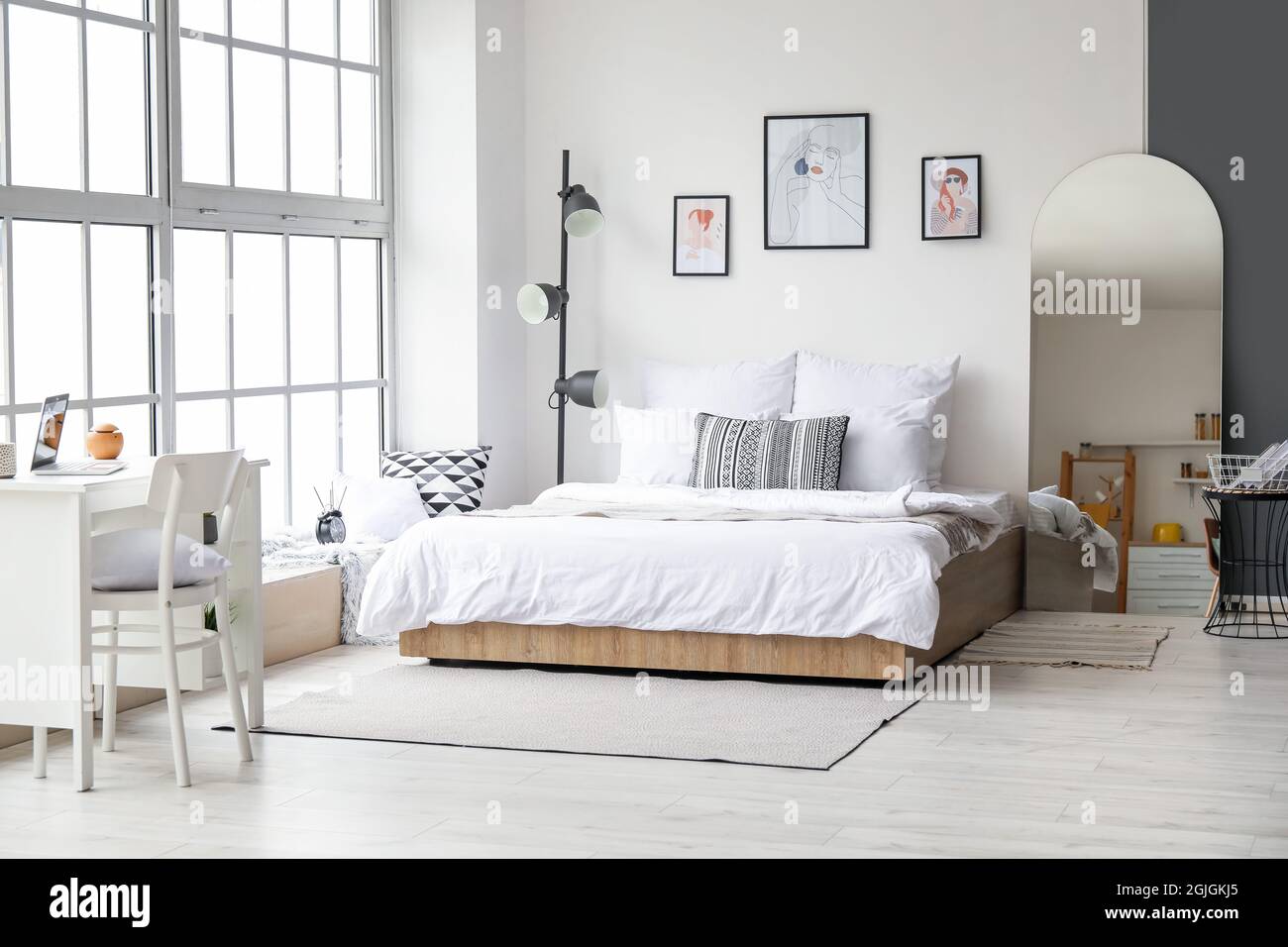 Interior of modern bedroom with big mirror Stock Photo - Alamy