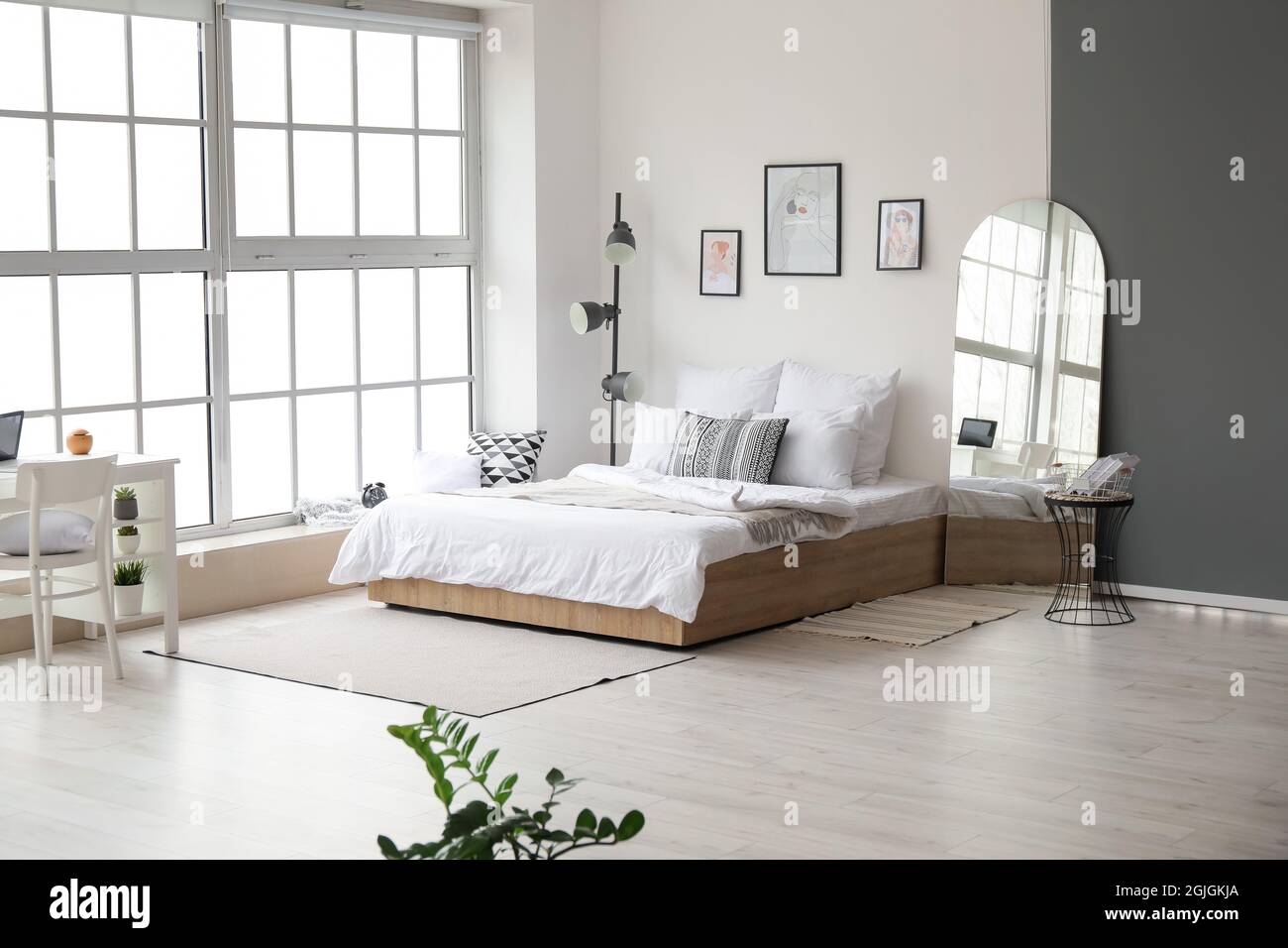 Interior of modern bedroom with big mirror Stock Photo - Alamy