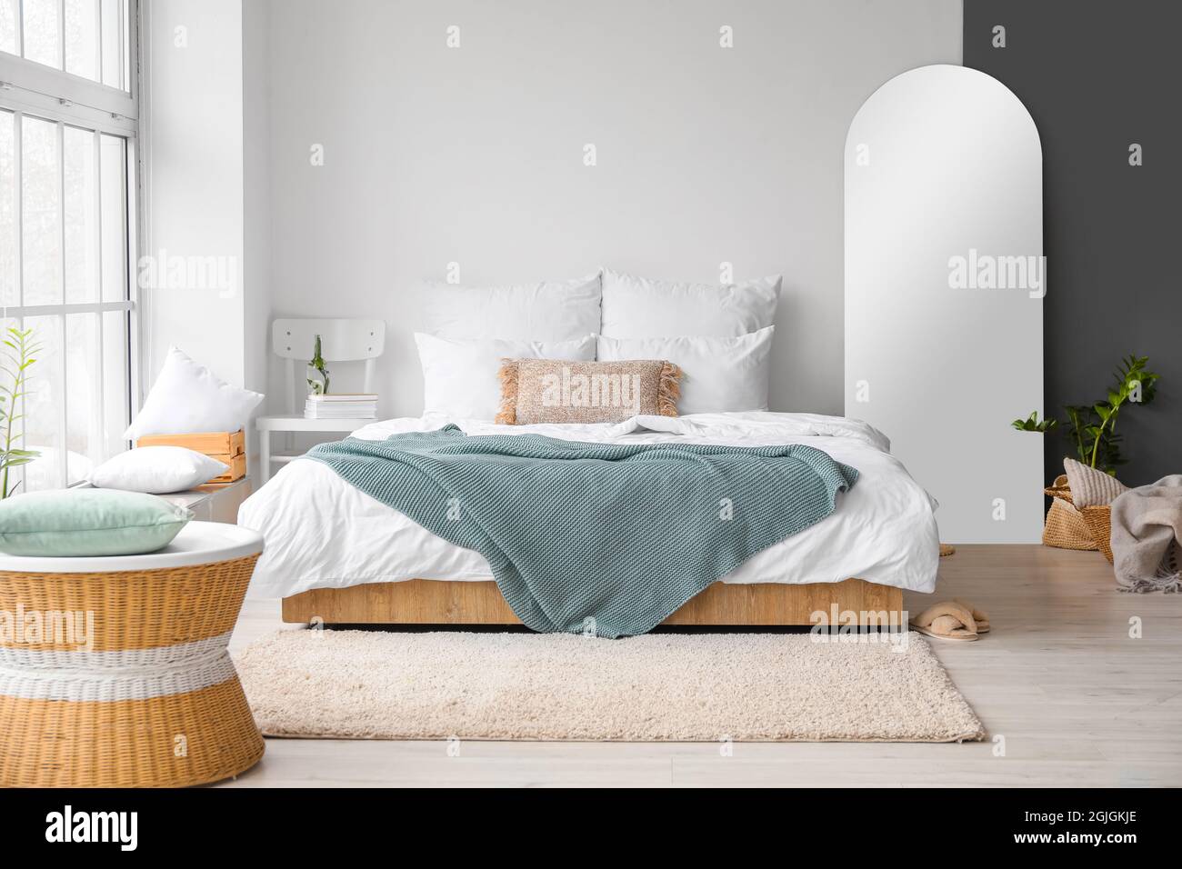 Interior of modern bedroom with big mirror Stock Photo - Alamy