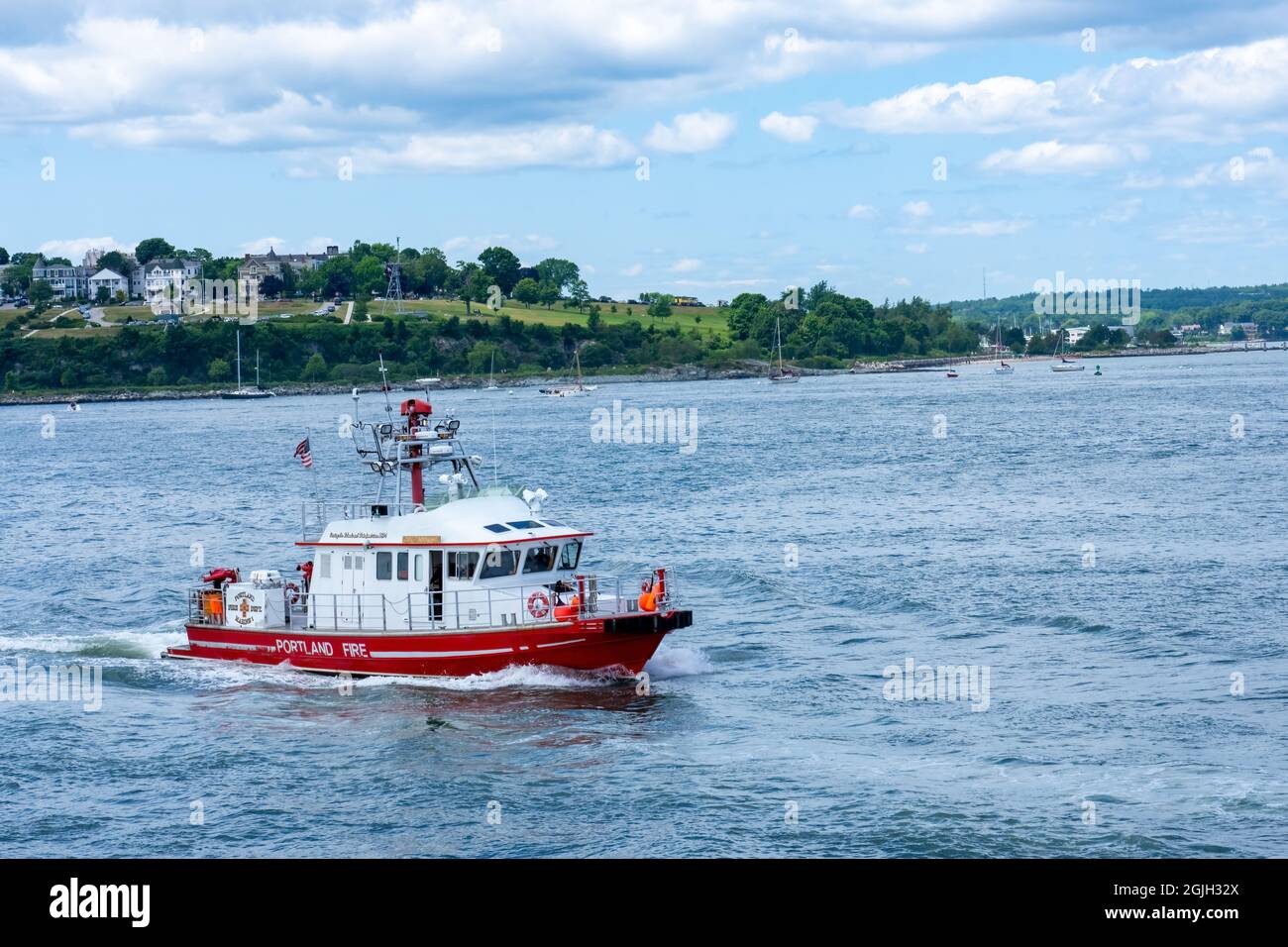 Casco Bay, Maine, USA.  Fire boat near Fort Gorges, a former United States military fort built on Hog Island Ledge at the entrance to the harbor at Po Stock Photo