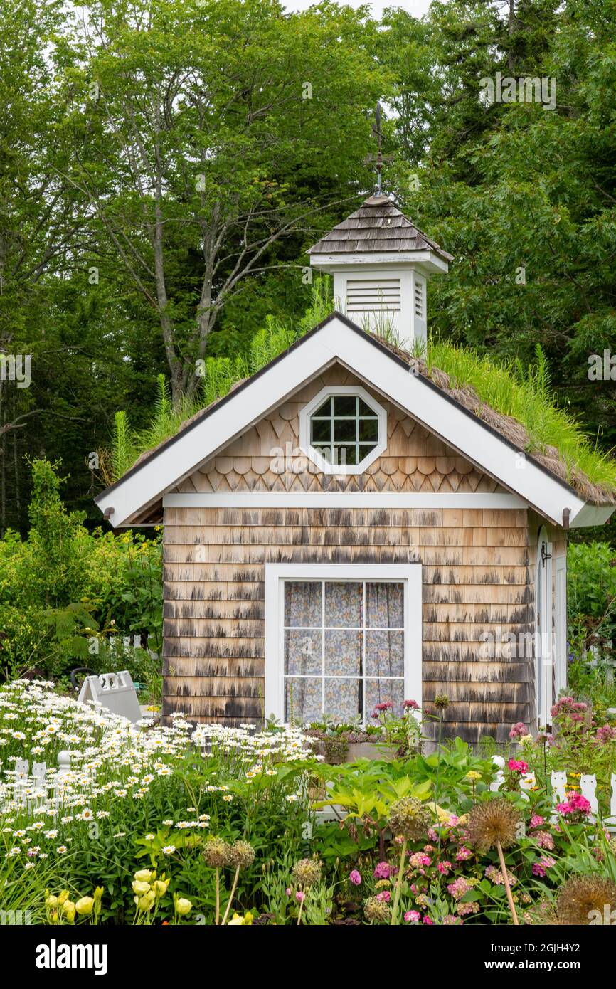 Boothbay Harbor, Maine, USA.  Living roof on a small building in the Coastal Maine Botanical Gardens. Stock Photo