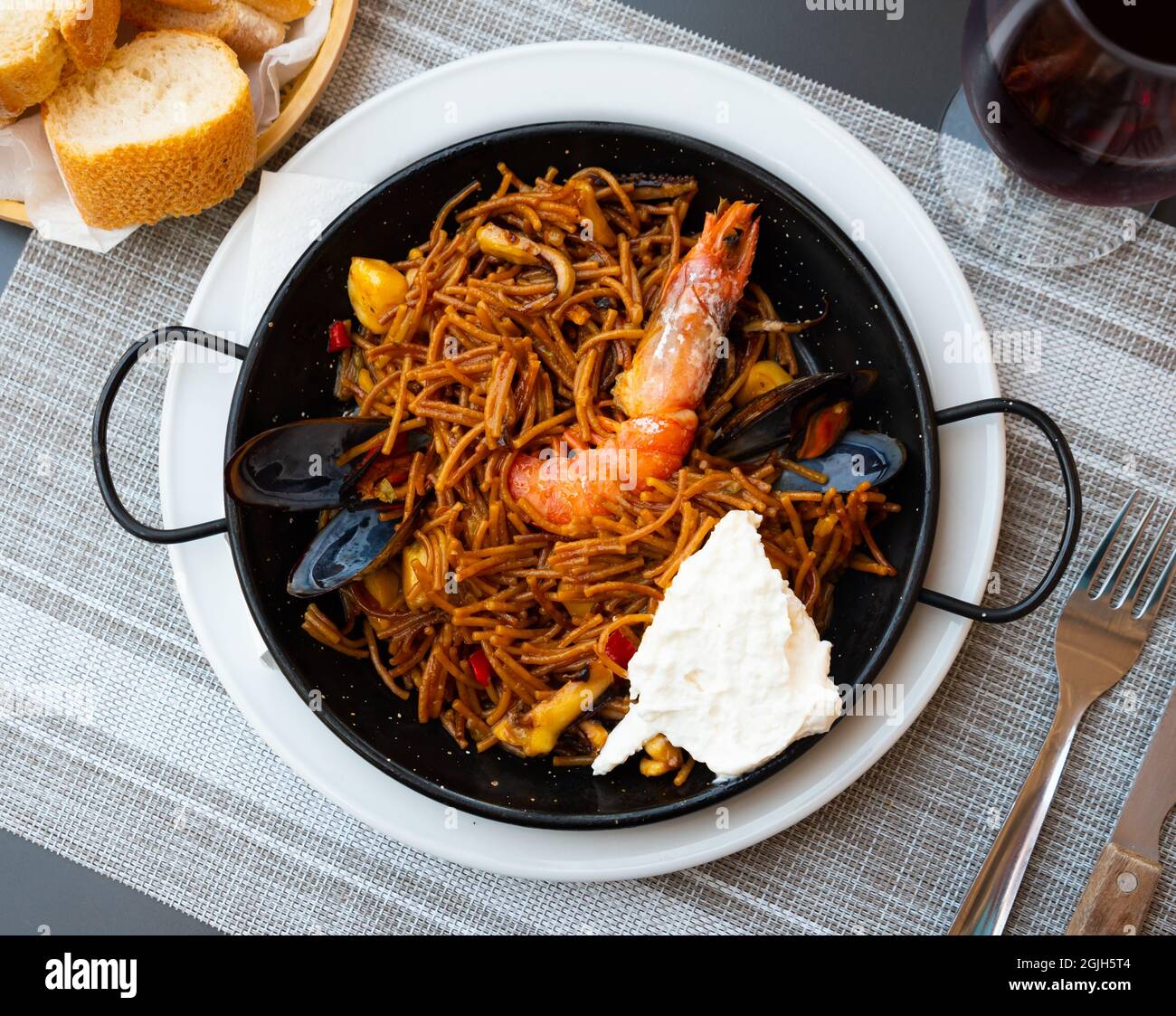 valencian-fideua-with-shrimps-and-mussels-served-with-alioli-on-steel