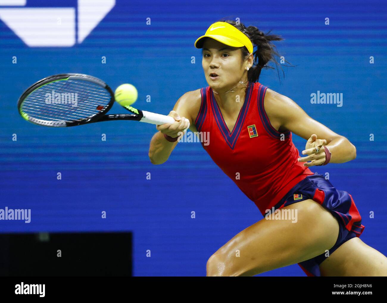 Flushing Meadow United Stated 09th Sep 21 Emma Raducanu Of Great Britain Returns A Ball To Maria Sakkari Of Greece In The Semi Finals In Arthur Ashe Stadium At The 21 Us Open